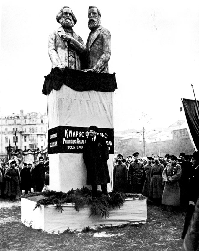 Lénine na inauguração do monumento provisório a Marx e Engels, 7 de Novembro de 1918